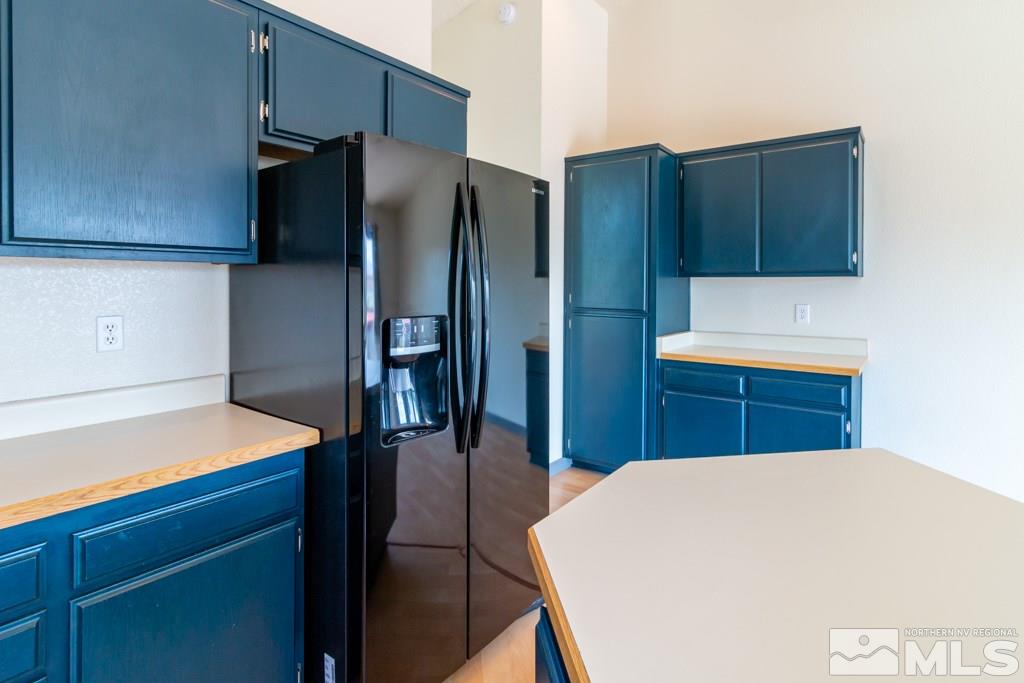 7540 Devonshire Lane Reno, NV 89511 - Photo 9 of 25 a kitchen with stainless steel appliances a refrigerator and a stove