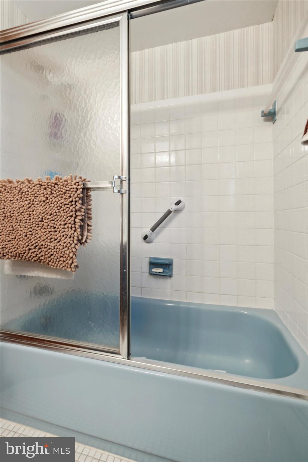 881 West King Road Malvern, PA 19355 - Photo 23 of 28 Hall Bath tub/shower