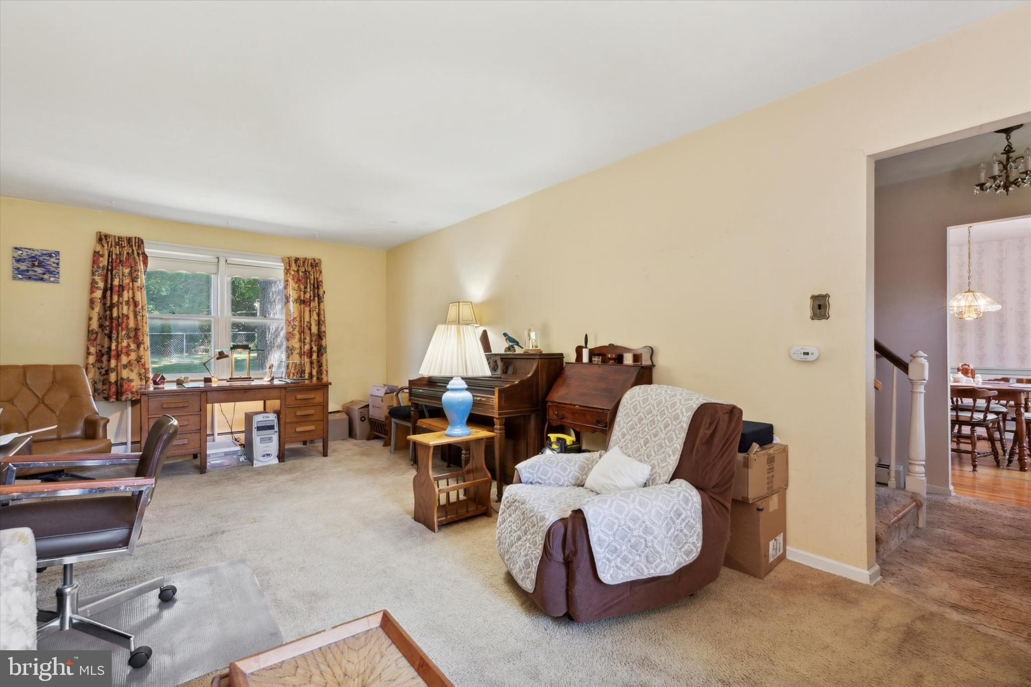 881 West King Road Malvern, PA 19355 - Photo 3 of 28 Large, bright Living Room