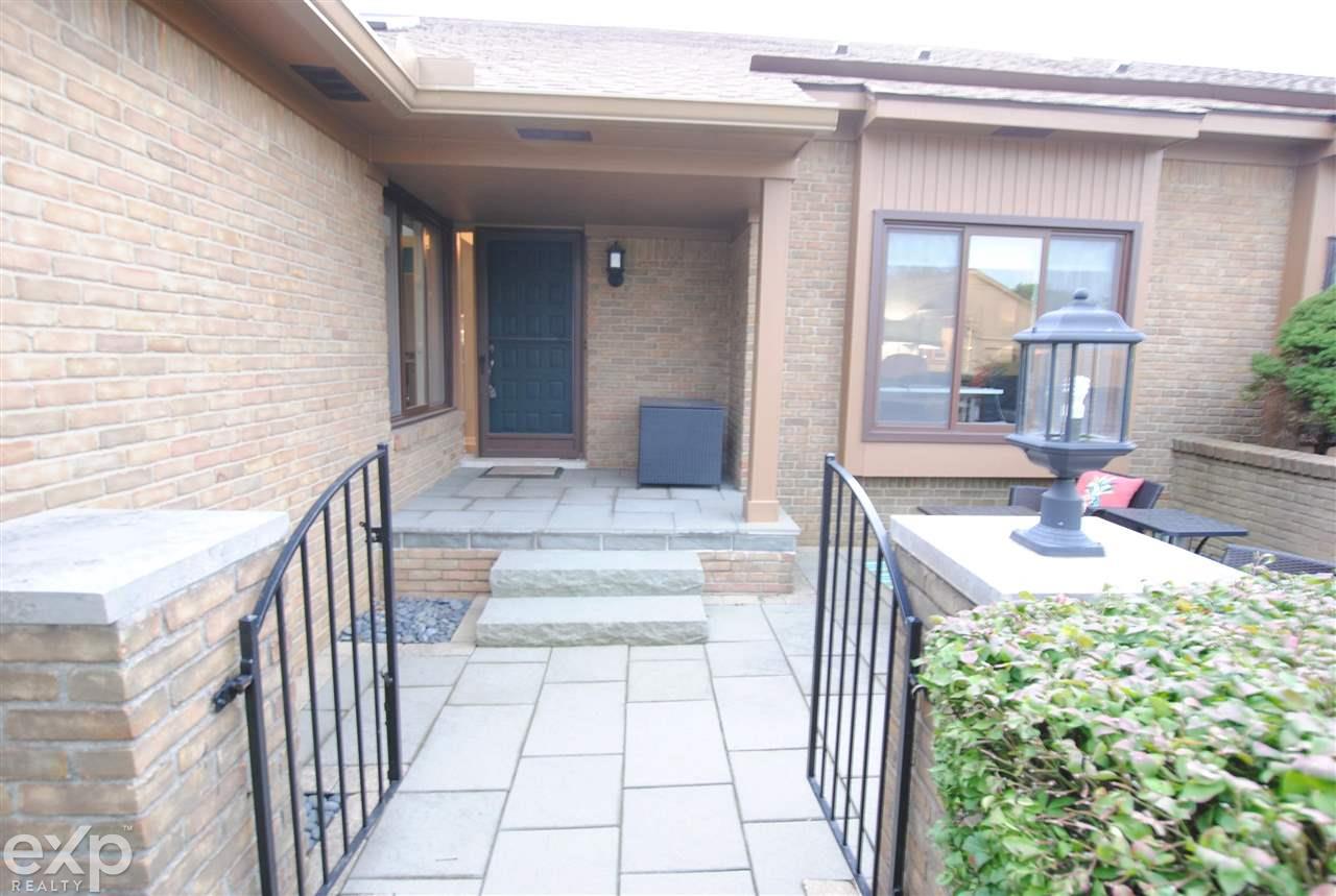 2181 London Bridge Drive Rochester, MI 48307 - Photo 4 of 53 50055306-3.JPG