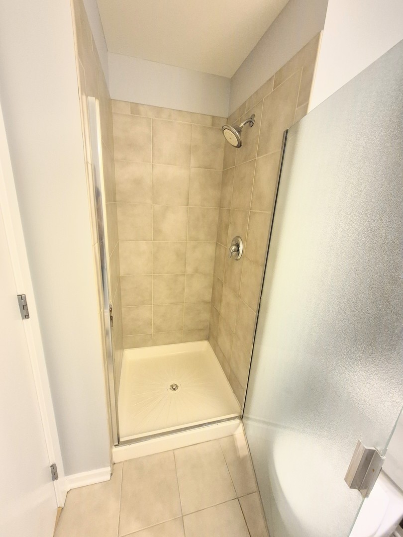 210 South Desplaines Street, Unit 707 Chicago, IL 60661 - Photo 8 of 21 a bathroom with a bathtub