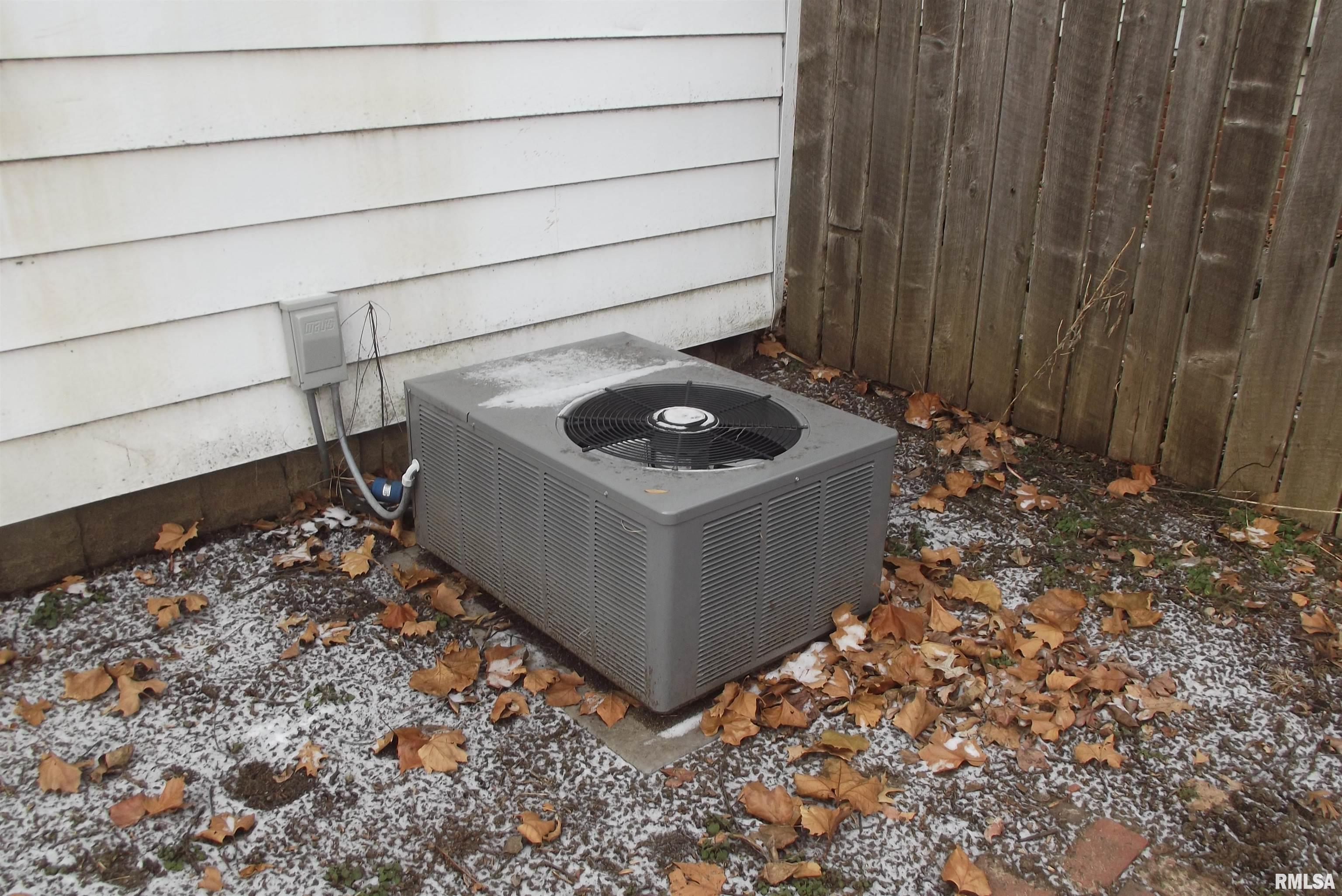 2022 Dial Court Springfield, IL 62704 - Photo 3 of 15 Gallery Image 3