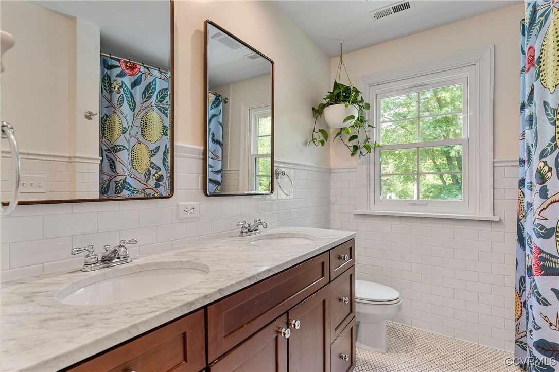 8600 River Road Henrico, VA 23229 - Photo 34 of 50 Hall bath with tub and shower