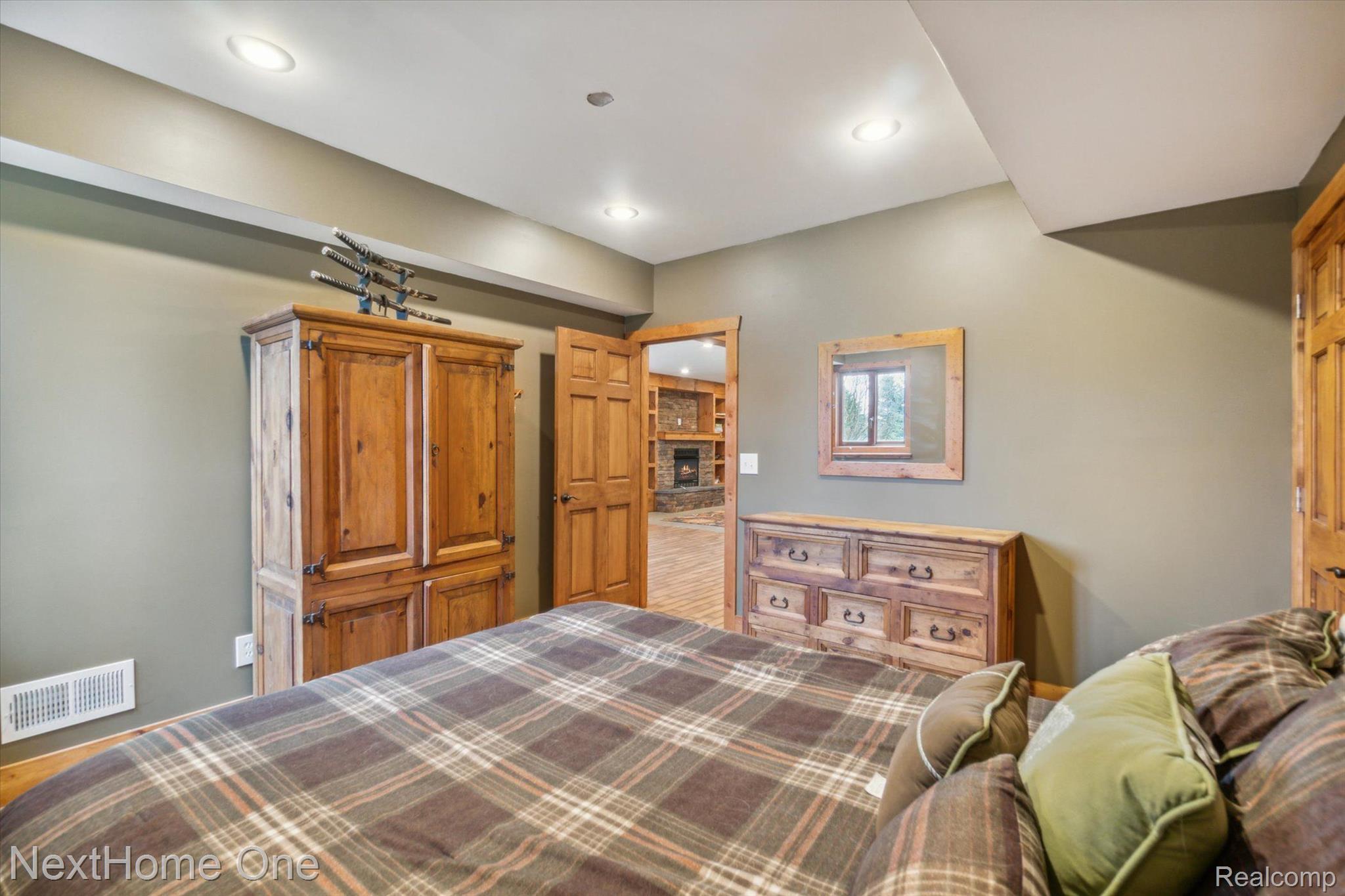 7463 Faussett Road Fenton, MI 48430 - Photo 28 of 53 excellent guest room