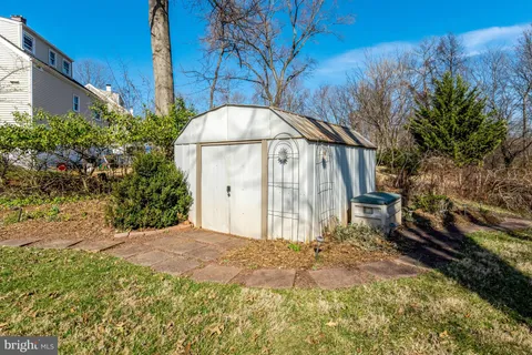 a view of backyard of the house