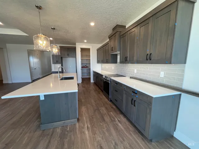 $699,900 | 375 South Strut Way, Boise, ID 83716