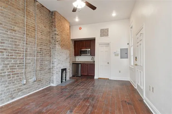 $1,125 | 438 Dauphine Street, Unit 3B, New Orleans, LA 70112