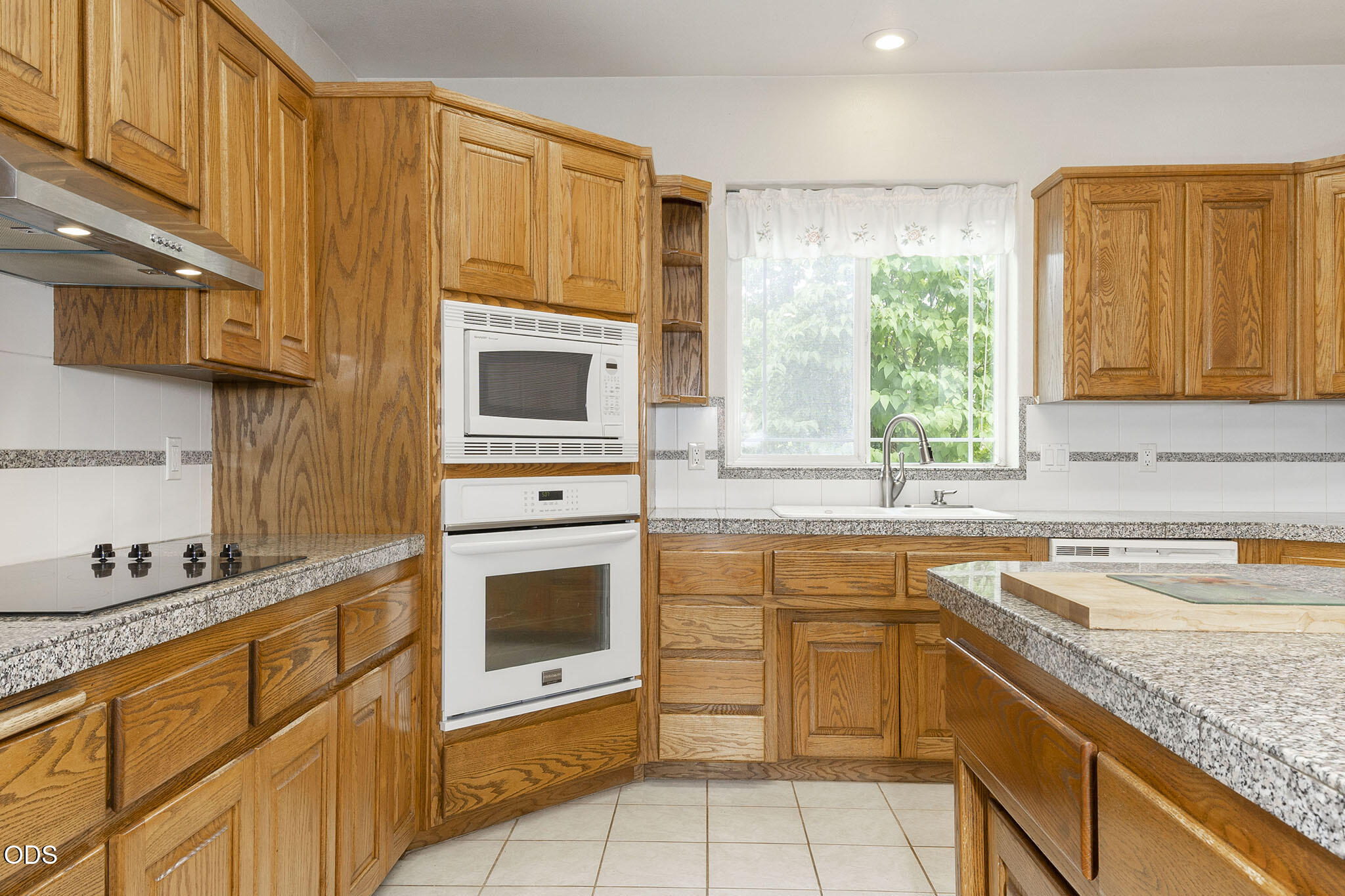 279 Ridgefield Road Grants Pass, OR 97527 - Photo 7 of 62