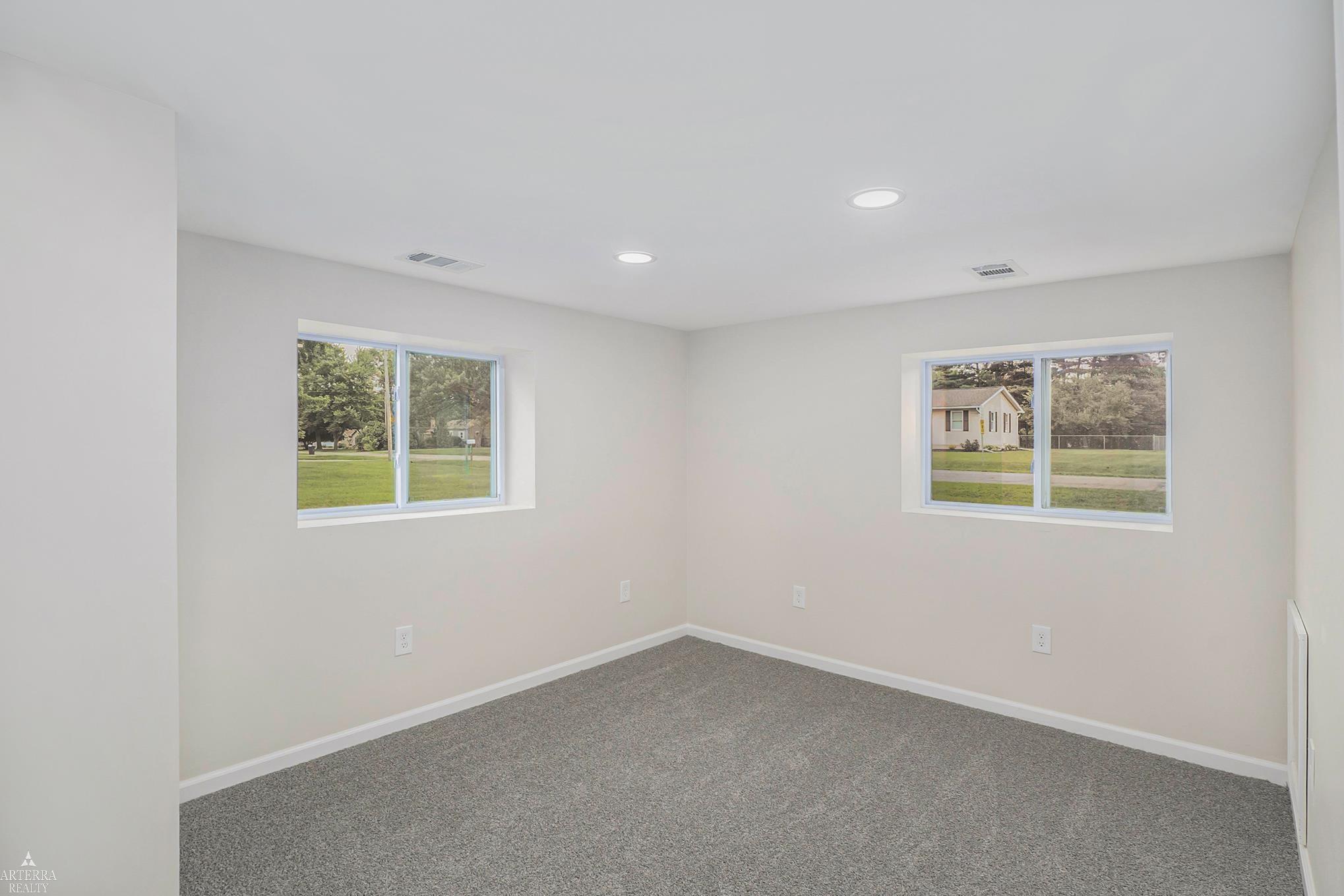 1109 South Genesee Road Burton, MI 48509 - Photo 15 of 27 50117536-14.JPG