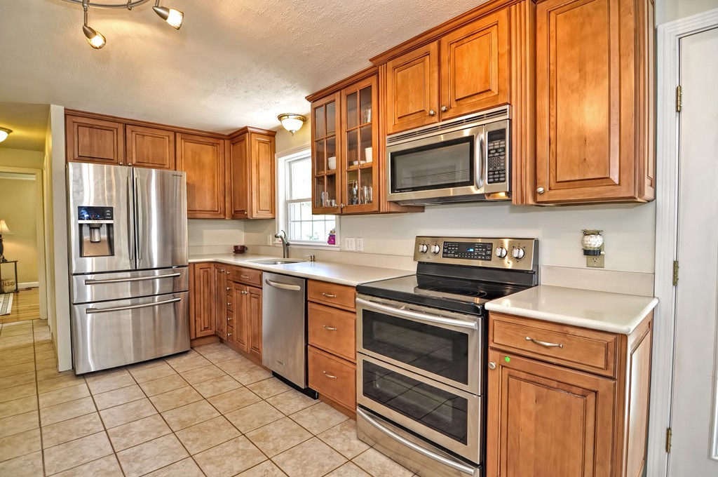 498 Old Farm Road Franklin, MA 02038 - Photo 3 of 28 Gallery Image 3