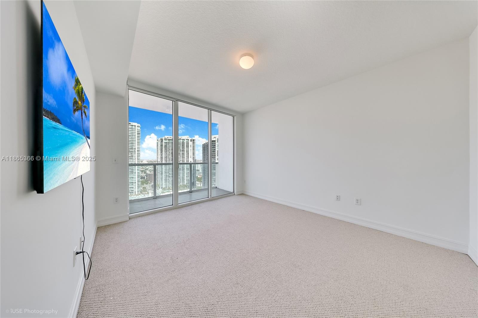31 Southeast 5th Street, Unit 3421 Miami, FL 33131 - Photo 11 of 14 a view of a room with a large window