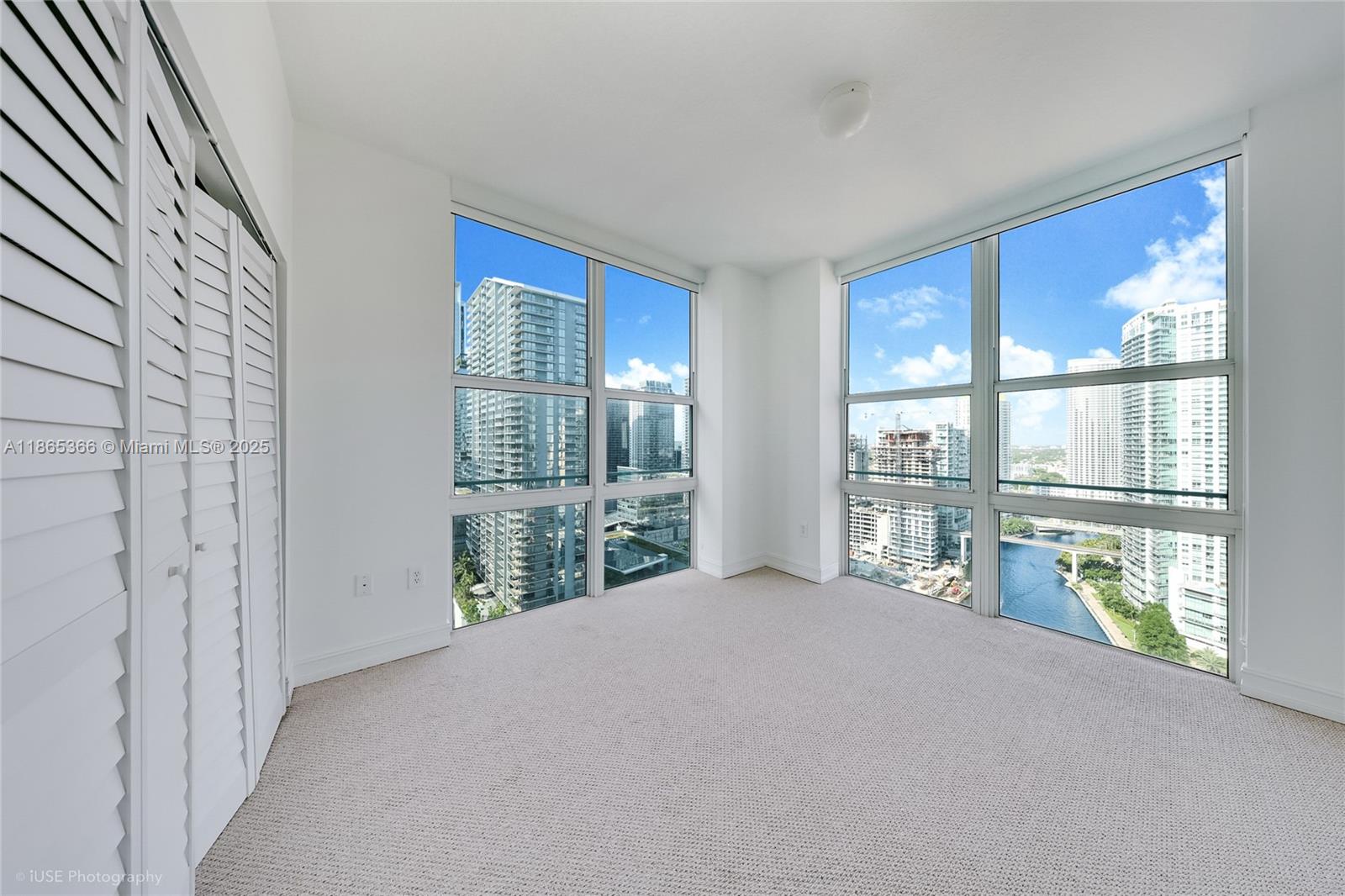 31 Southeast 5th Street, Unit 3421 Miami, FL 33131 - Photo 9 of 14 a room with natural light