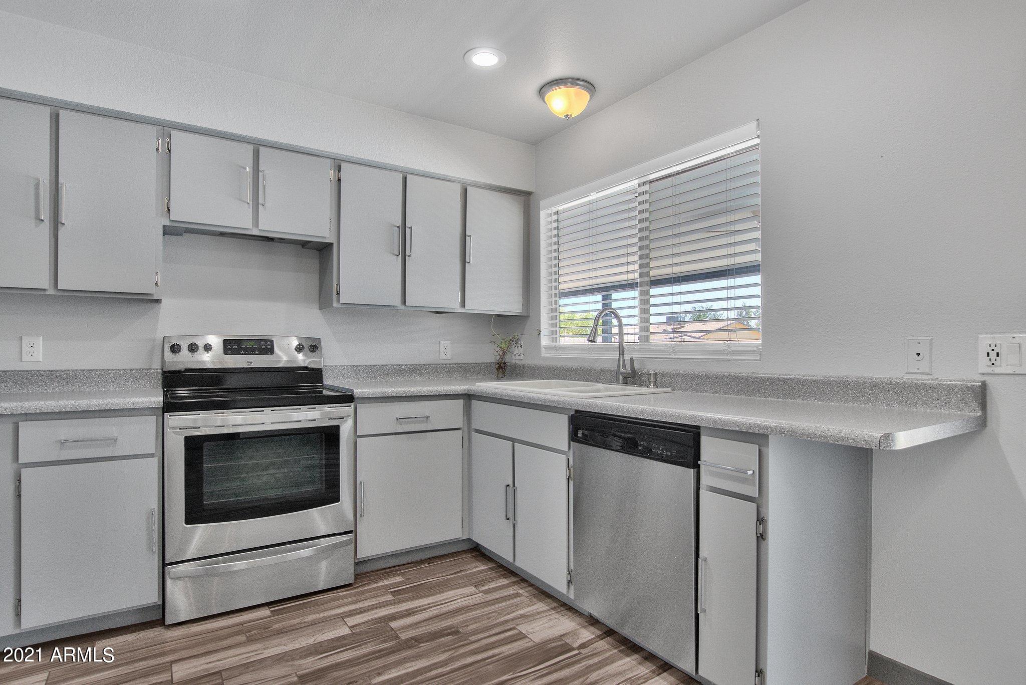 7413 West Hatcher Road Peoria, AZ 85345 - Photo 6 of 28 09