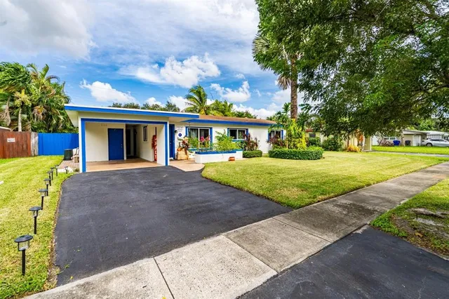 a view of a house with a yard