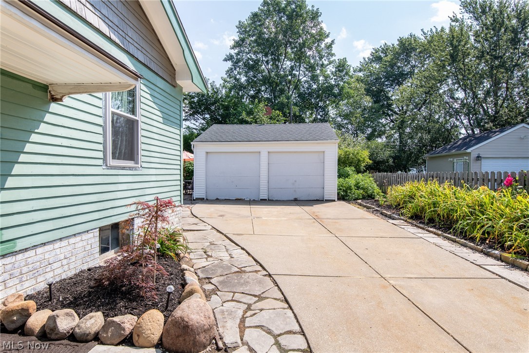 1411 Gordon Road Lyndhurst, OH 44124 - Photo 34 of 35