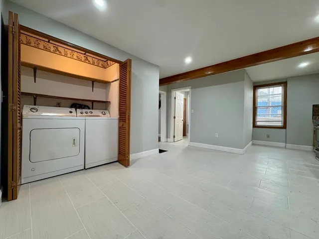 a view of a livingroom with washer and dryer