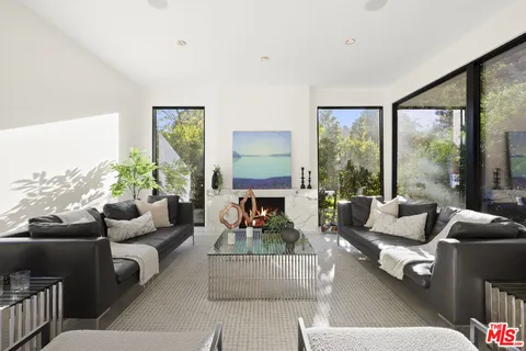 $4,695,000 | 10558 Fontenelle Way, Los Angeles, CA 90077