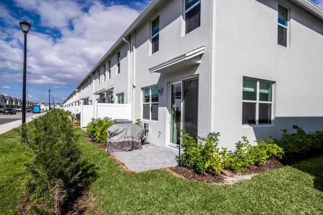 $450,000 | 5735 Southeast Edgewater Circle, Stuart, FL 34997