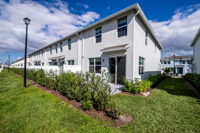 $450,000 | 5735 Southeast Edgewater Circle, Stuart, FL 34997