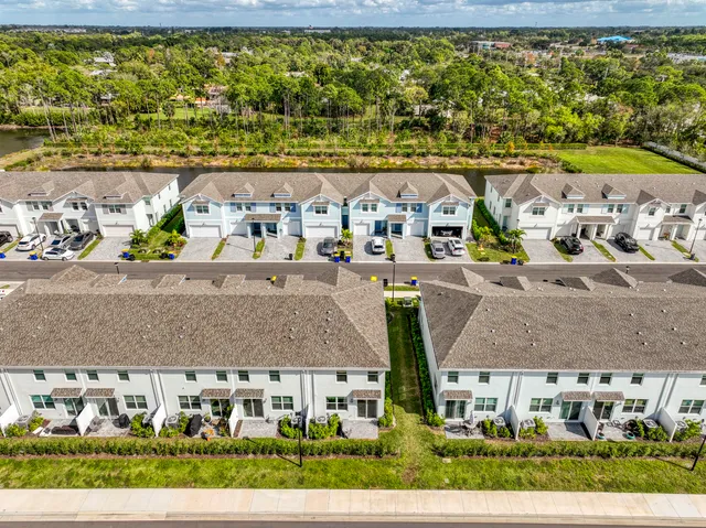 $450,000 | 5735 Southeast Edgewater Circle, Stuart, FL 34997