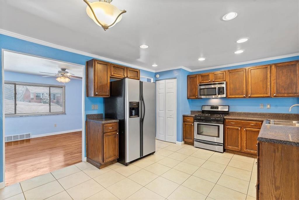 553 Lindsay Road Carnegie, PA 15106 - Photo 8 of 25 Gallery Image 8