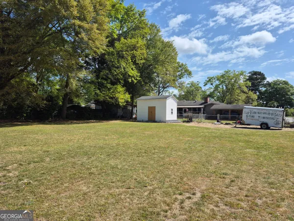 a view of a house with a yard