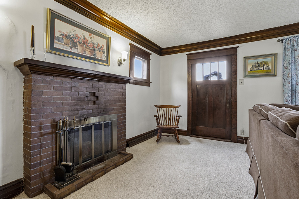 302 East Division Street Lemont, IL 60439 - Photo 11 of 26 a view of a livingroom with furniture and hallway