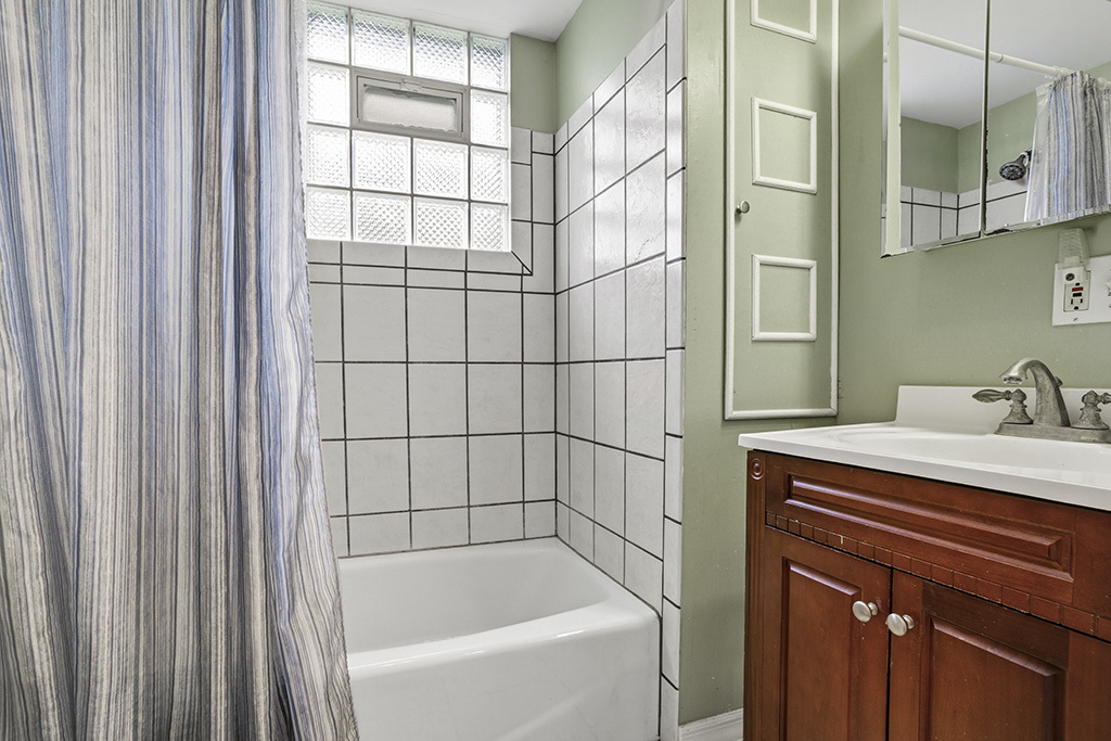 302 East Division Street Lemont, IL 60439 - Photo 20 of 26 a bathroom with a sink and a bathtub