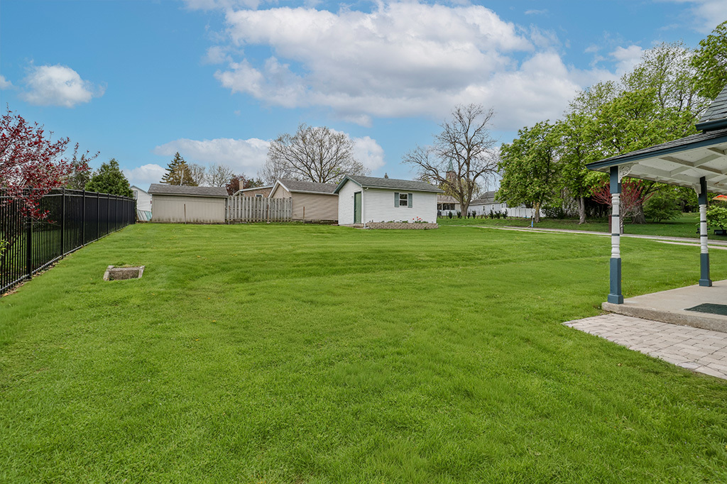 302 East Division Street Lemont, IL 60439 - Photo 8 of 26 a front view of a house with garden