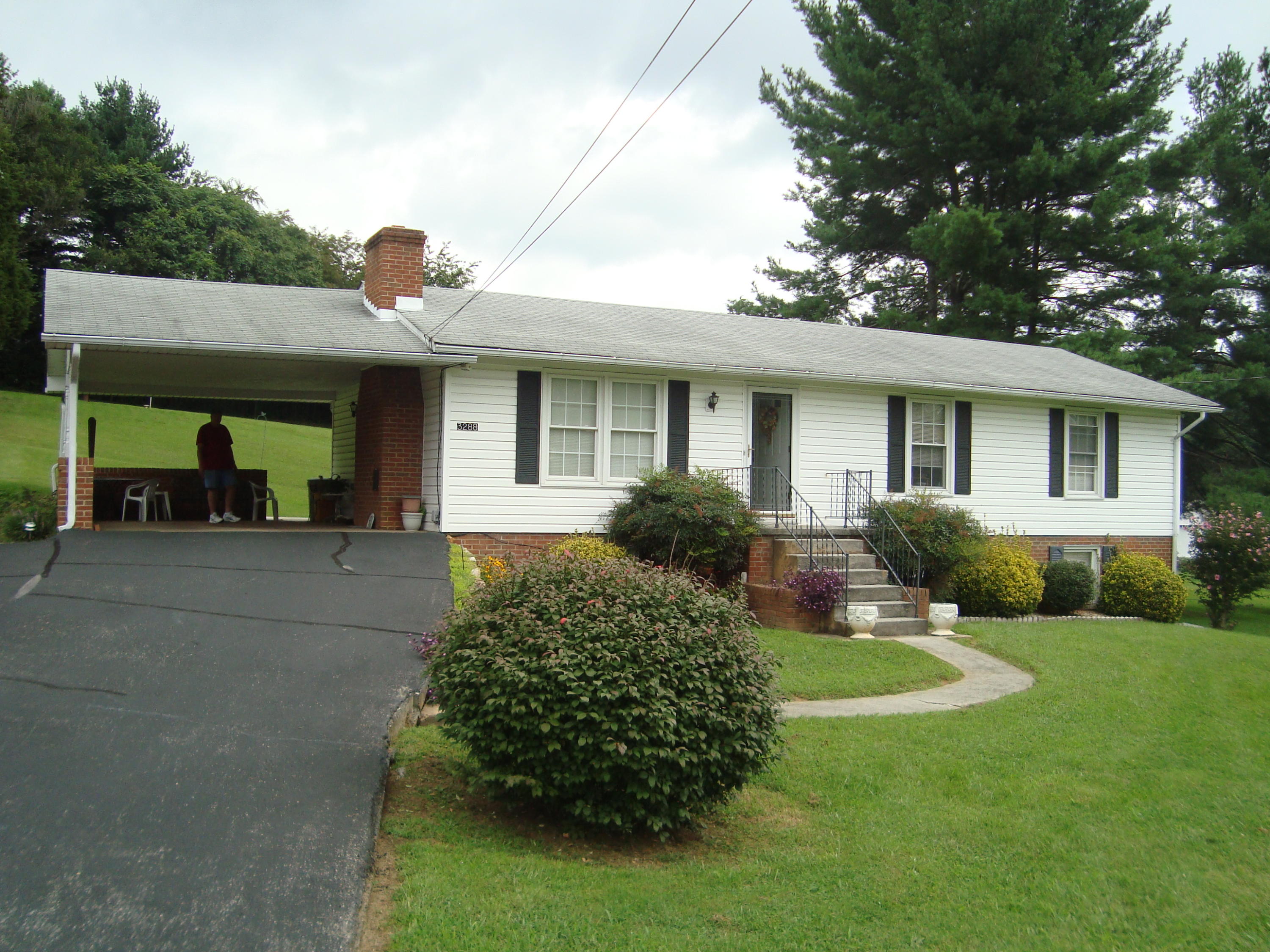 3288 Read Mountain Road Roanoke, VA 24019 - Photo 1 of 14 Front