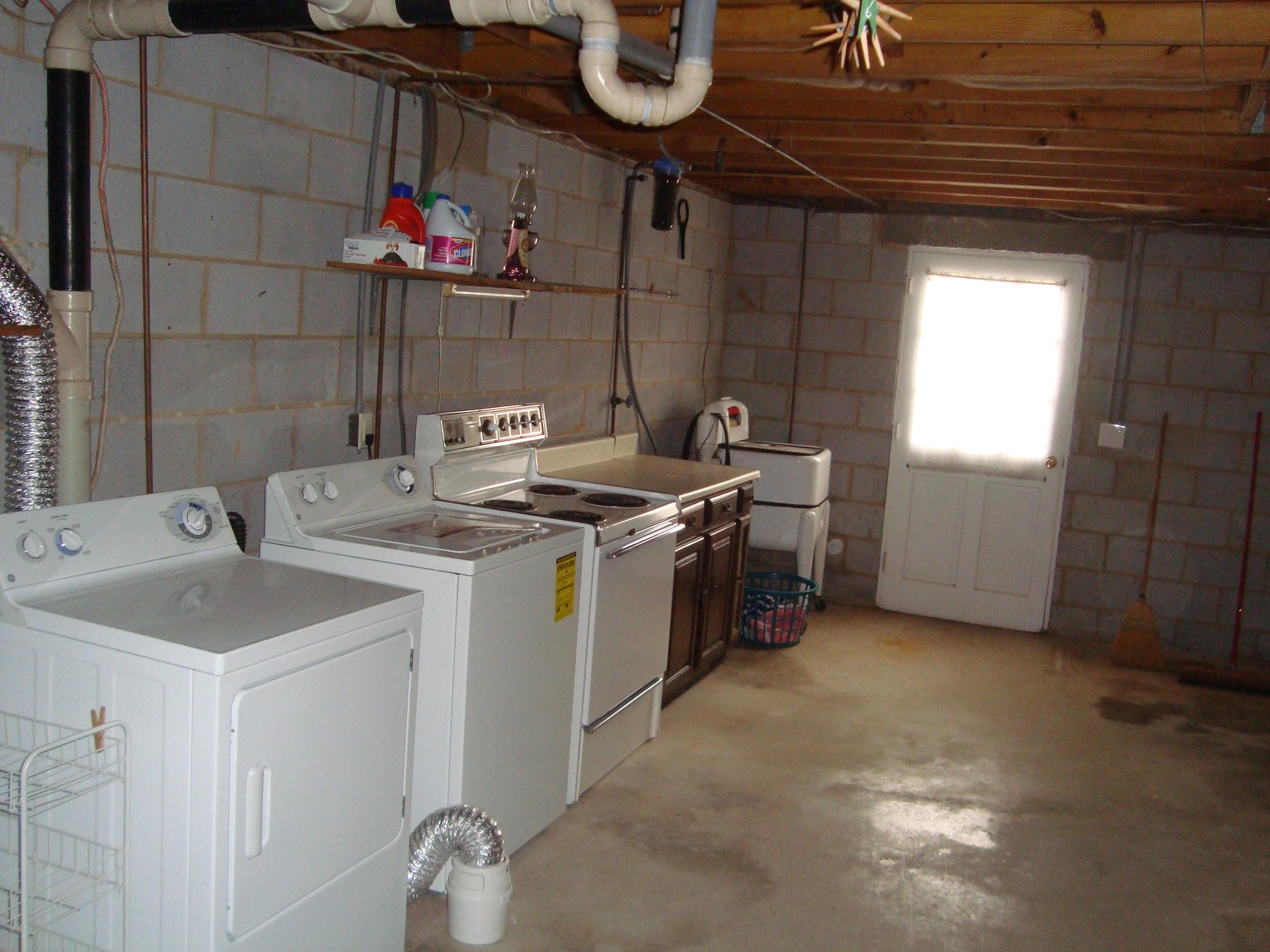 3288 Read Mountain Road Roanoke, VA 24019 - Photo 12 of 14 Laundry Room