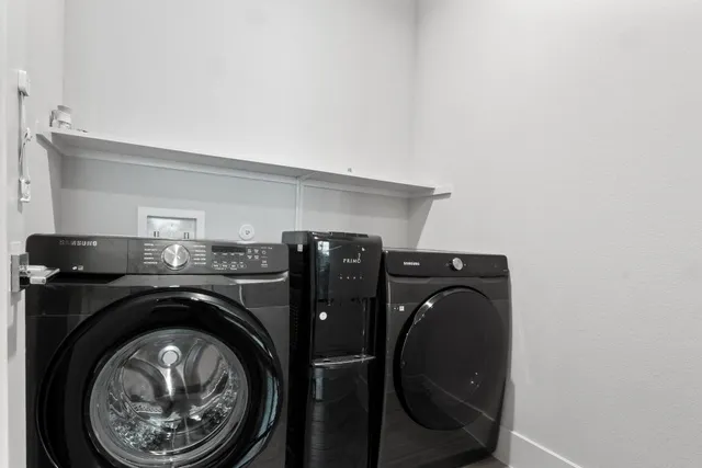 a close up view of washer and dryer