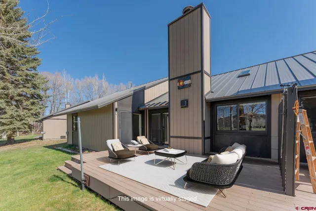 a view of backyard of the house