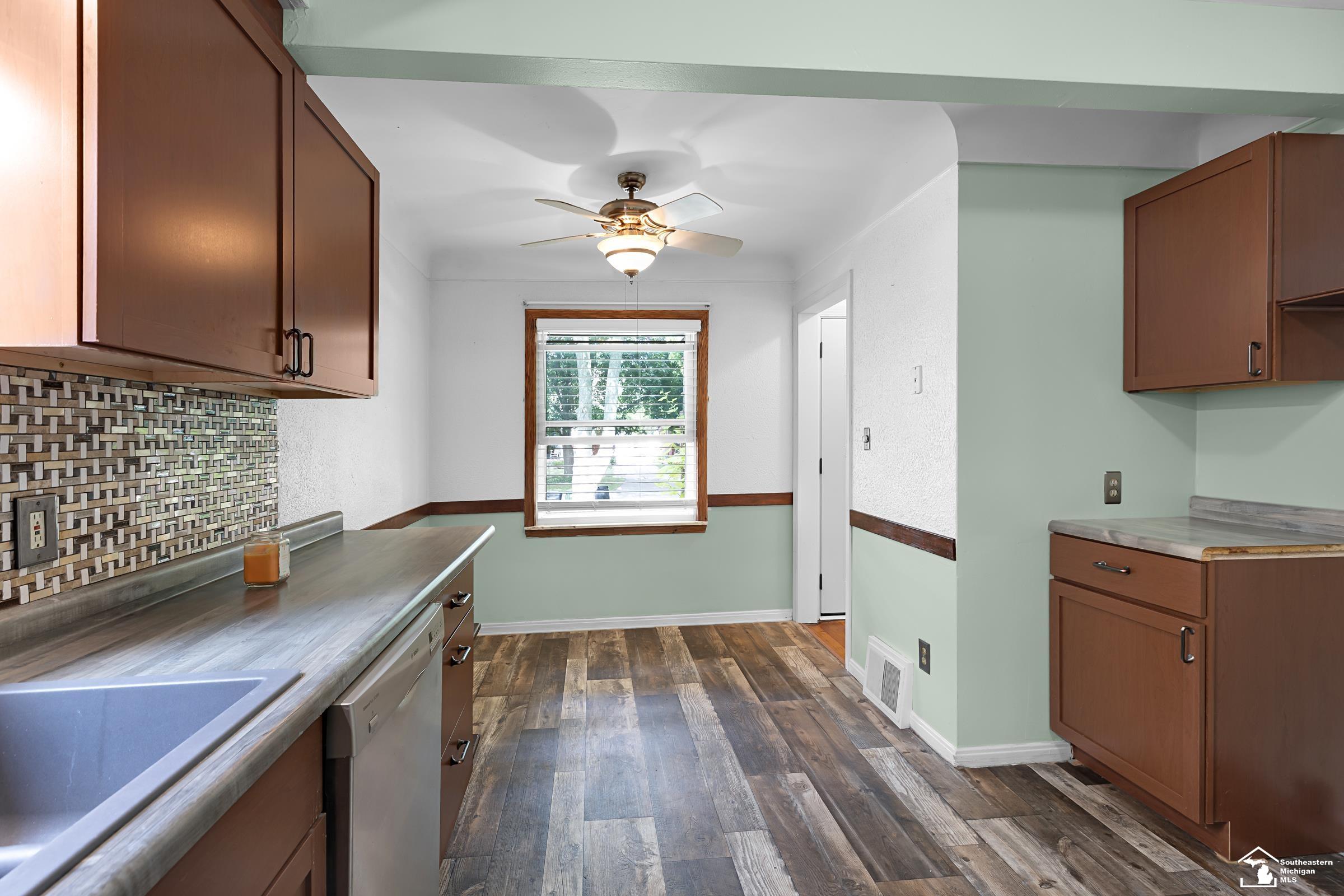 15213 Champaign Road Allen Park, MI 48101 - Photo 14 of 38 50187577-7e46a798-e1e3-4460-8528-8bdd6bf74fe8.JPG