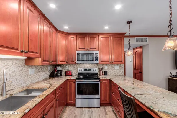 $2,000 | 5525 East Thomas Road, Unit E3, Phoenix, AZ 85018