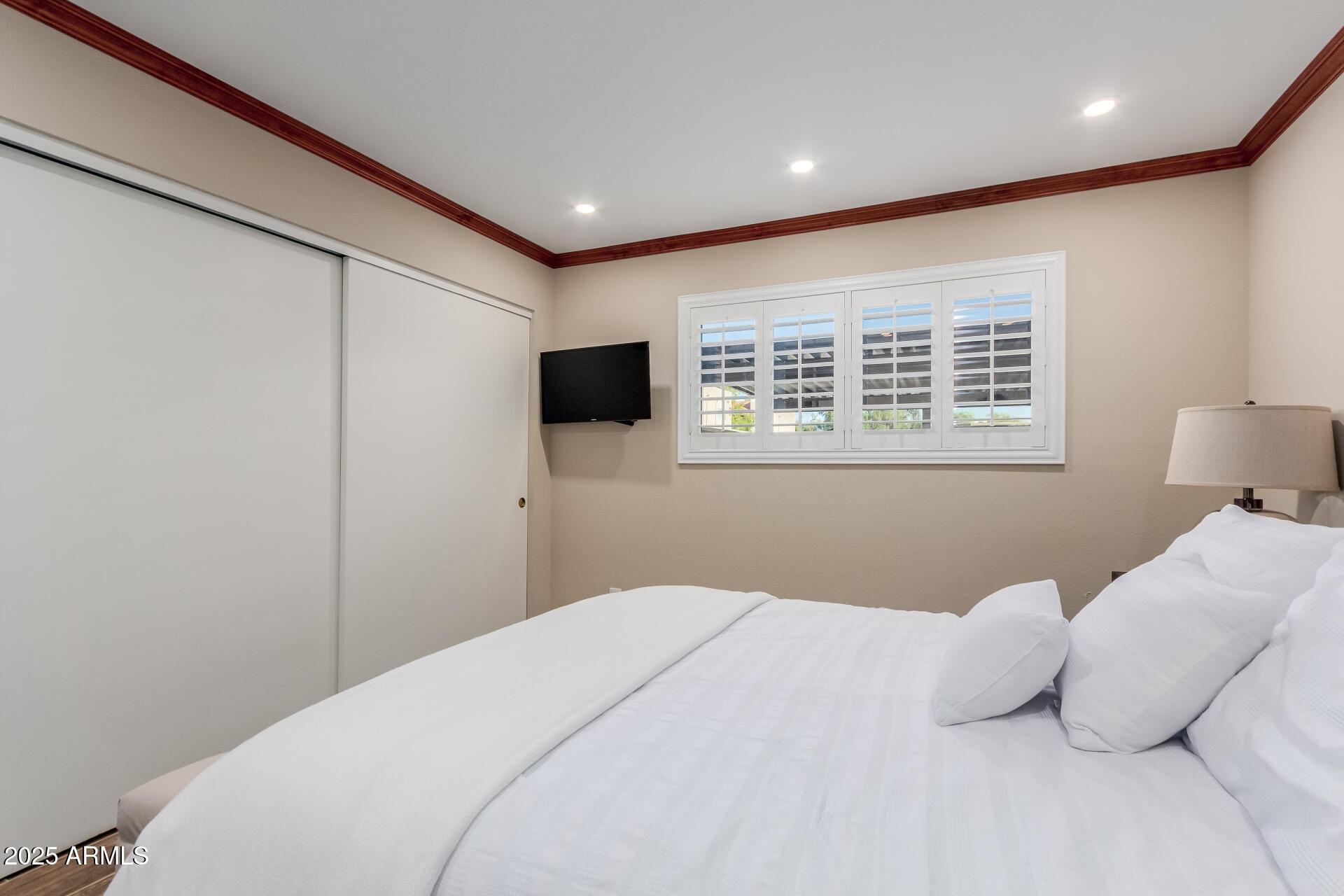 5525 East Thomas Road, Unit E3 Phoenix, AZ 85018 - Photo 17 of 31 a bedroom with a large bed and a window