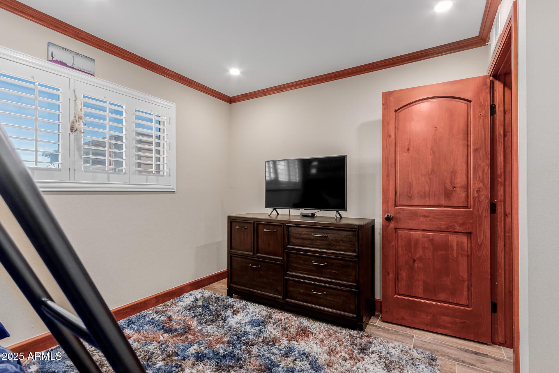 5525 East Thomas Road, Unit E3 Phoenix, AZ 85018 - Photo 21 of 31 a room with furniture and flat screen tv
