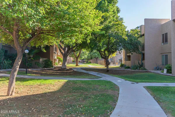 $2,000 | 5525 East Thomas Road, Unit E3, Phoenix, AZ 85018