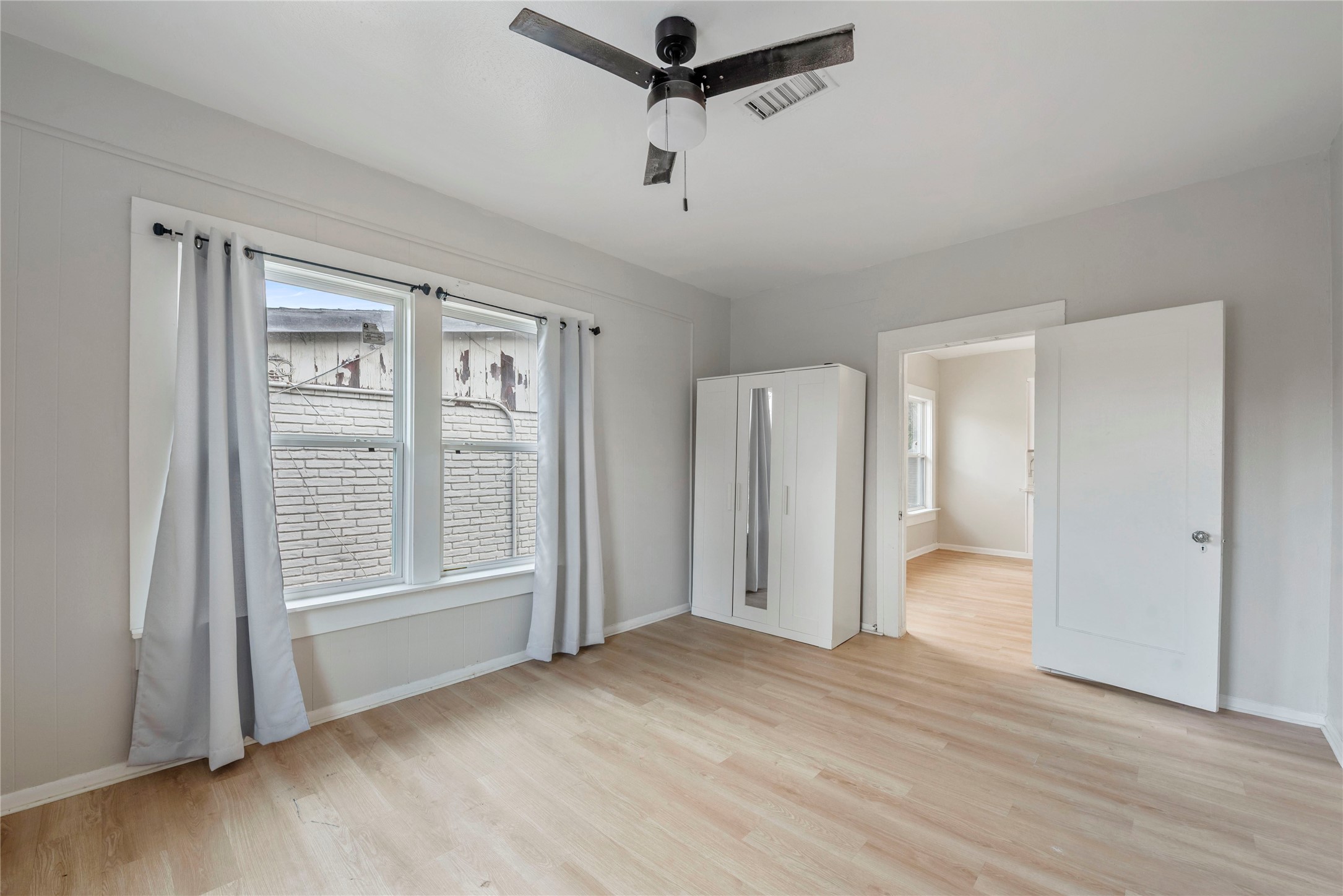 615 Pacific Street Houston, TX 77006 - Photo 14 of 30 a view of an empty room with a window