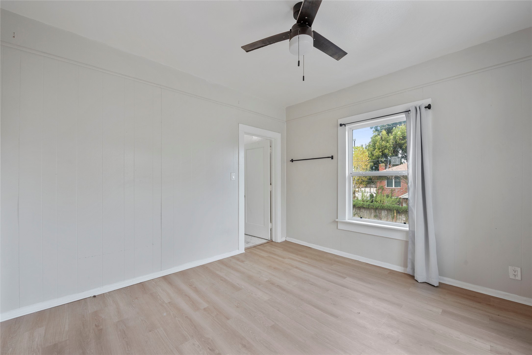 615 Pacific Street Houston, TX 77006 - Photo 16 of 30 an empty room with windows