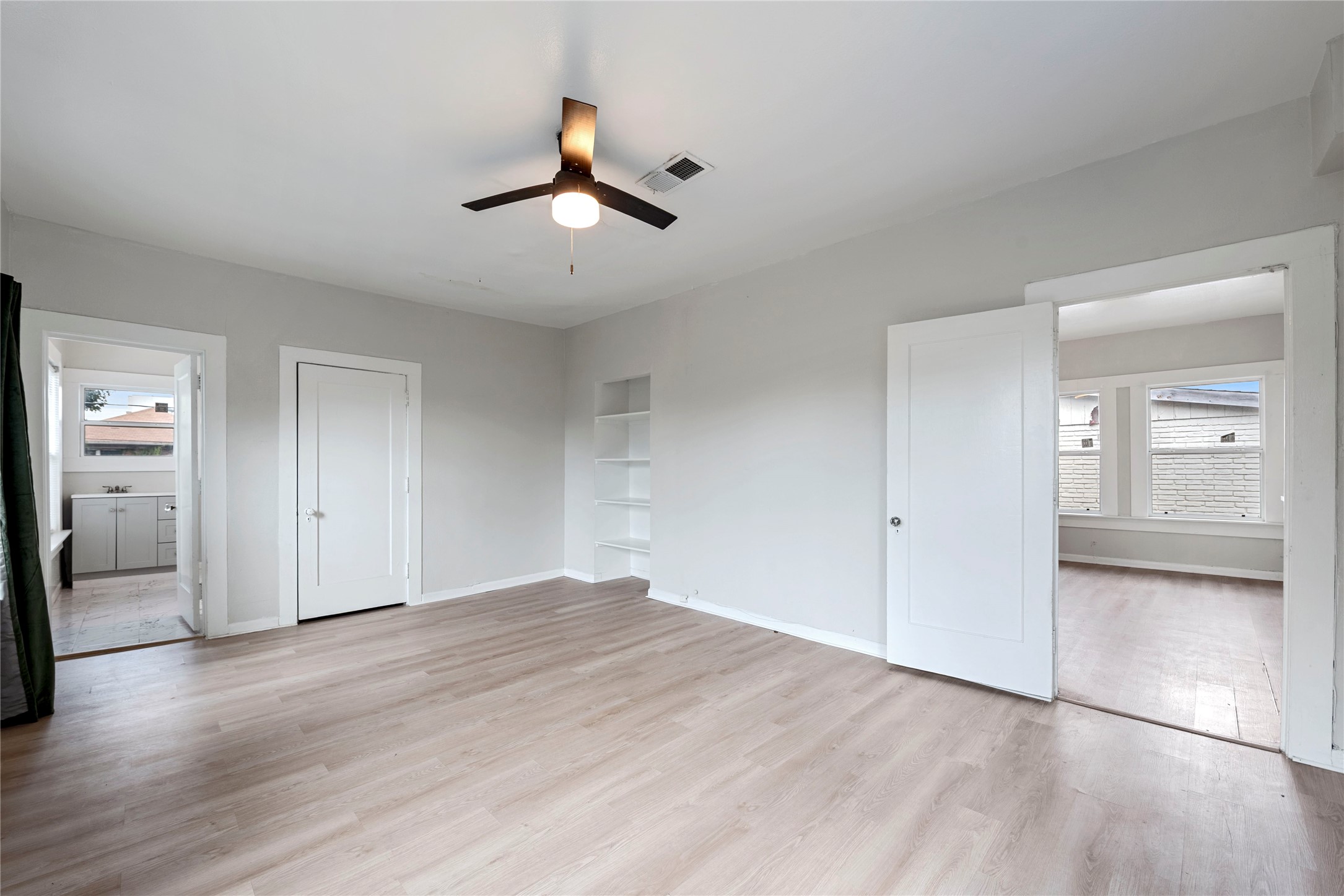 615 Pacific Street Houston, TX 77006 - Photo 18 of 30 a view of an empty room and window