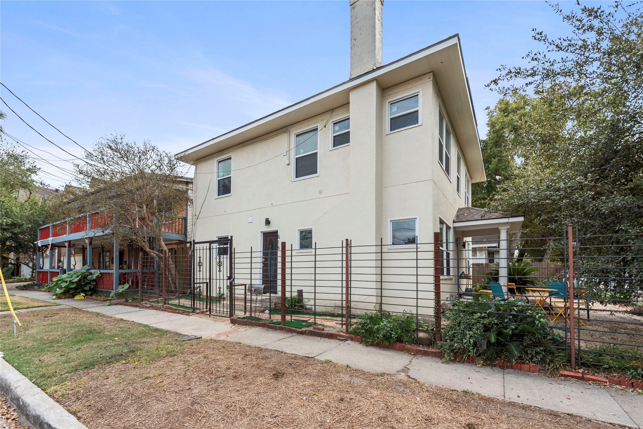 615 Pacific Street Houston, TX 77006 - Photo 3 of 30 a front view of a house with garden