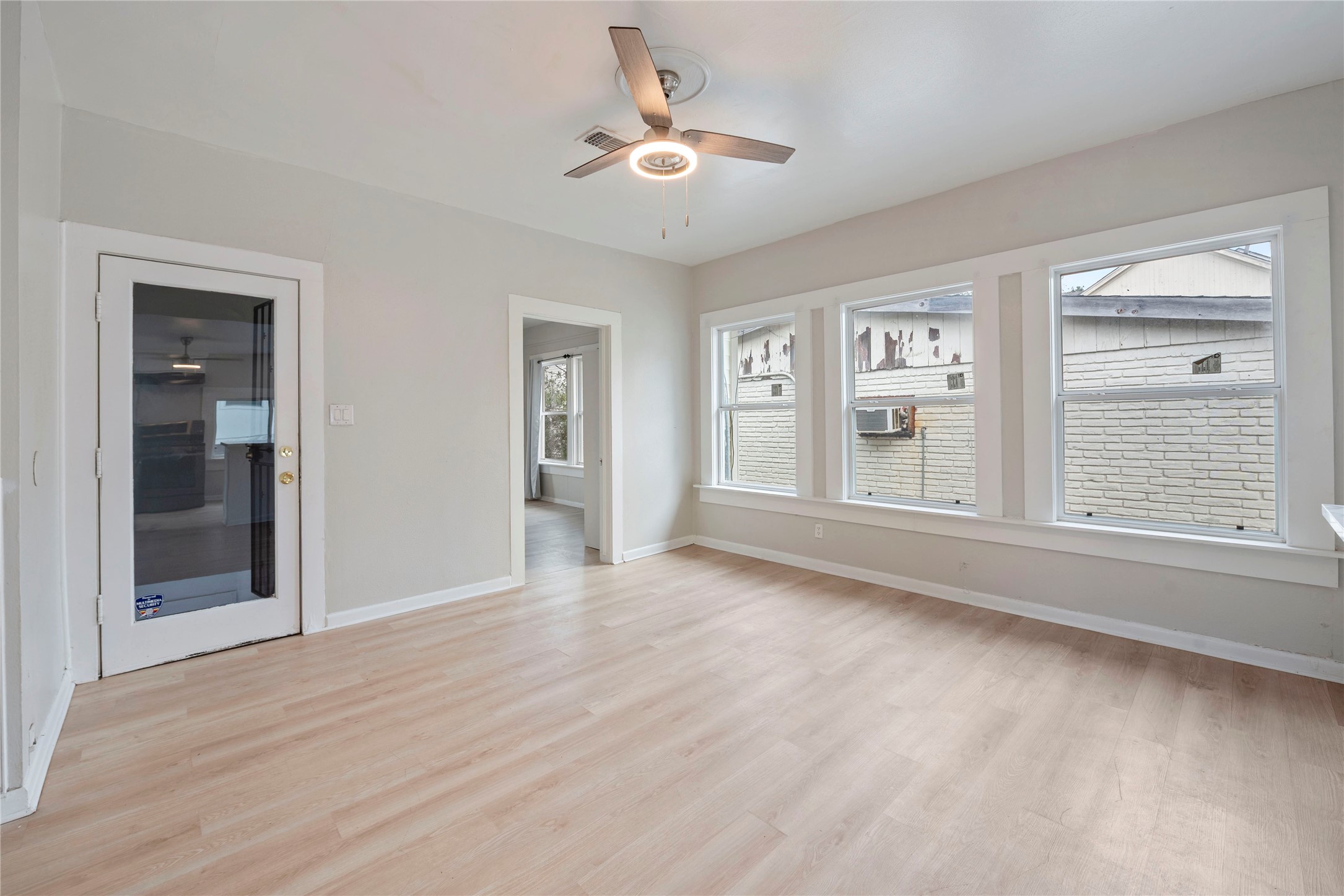 615 Pacific Street Houston, TX 77006 - Photo 4 of 30 a view of an empty room with a window
