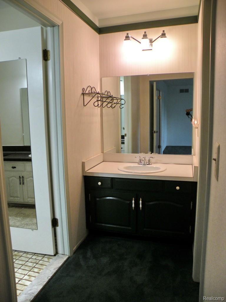 919 Golfview Court Rochester, MI 48307 - Photo 19 of 32 Master Bath