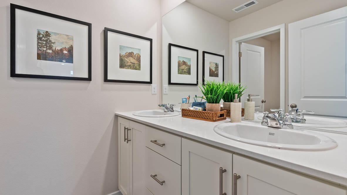 61175 Southeast Splendor Lane Bend, OR 97702 - Photo 19 of 35 019 secondary bathroom