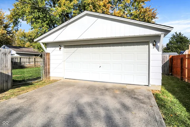 $230,000 | 821 Princeton Drive, New Whiteland, IN 46184