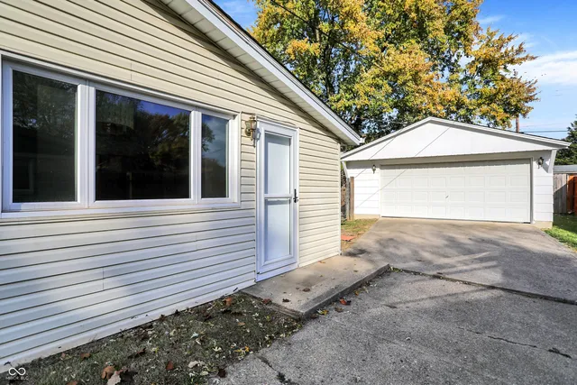 $230,000 | 821 Princeton Drive, New Whiteland, IN 46184