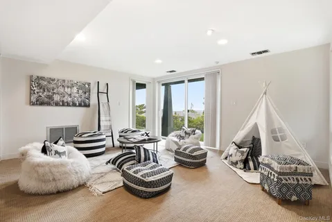 $1,349,000 | 55 Hampton Ovl, New Rochelle, NY 10805