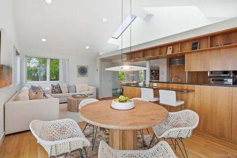 $1,349,000 | 55 Hampton Ovl, New Rochelle, NY 10805