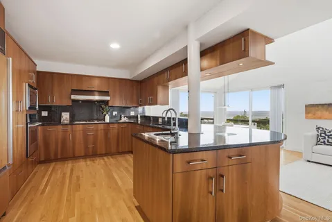 $1,349,000 | 55 Hampton Ovl, New Rochelle, NY 10805
